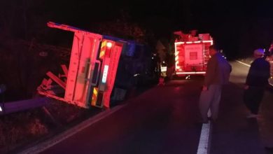 Mersin'de devrilen kamyonetteki 3 kişi yaralandı