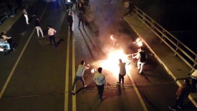 Mersin'de motosiklet alev alev yanarken vatandaşlar mücadele etti