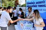Mersin Büyükşehir Belediyesi, LGS sınavı öncesi öğrencilere su ikramında bulundu