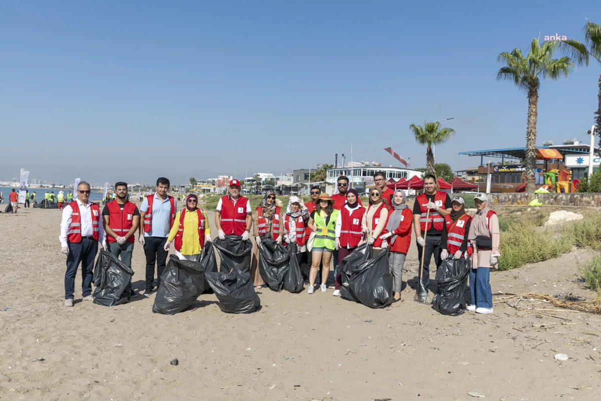 Mersin Büyükşehir Belediyesi, Dünya Temizlik Günü'nde Karaduvar Sahili'ni temizledi