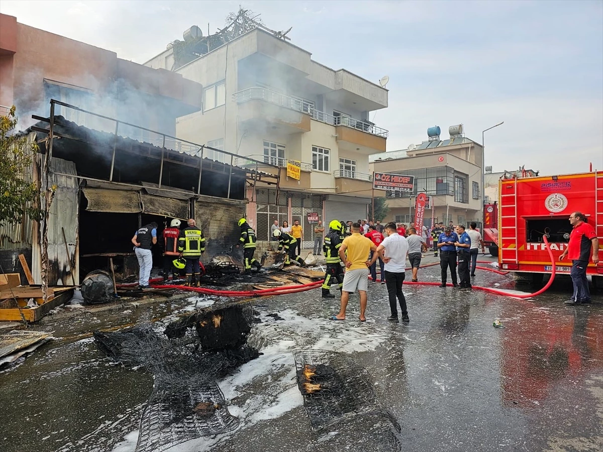 Mersin'de Mobilya Döşeme İmalathanesinde Yangın Çıktı