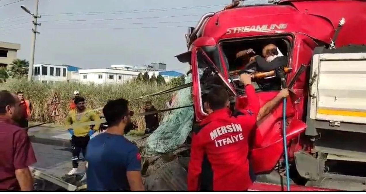 Mersin'de Trafik Kazasında Tırda Sıkışan Sürücü Kurtarıldı