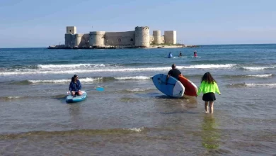 Mersin Kızkalesi'nde Güneş ve Sıcak Havayı Değerlendirenler Plaj Voleybolu Oynadı