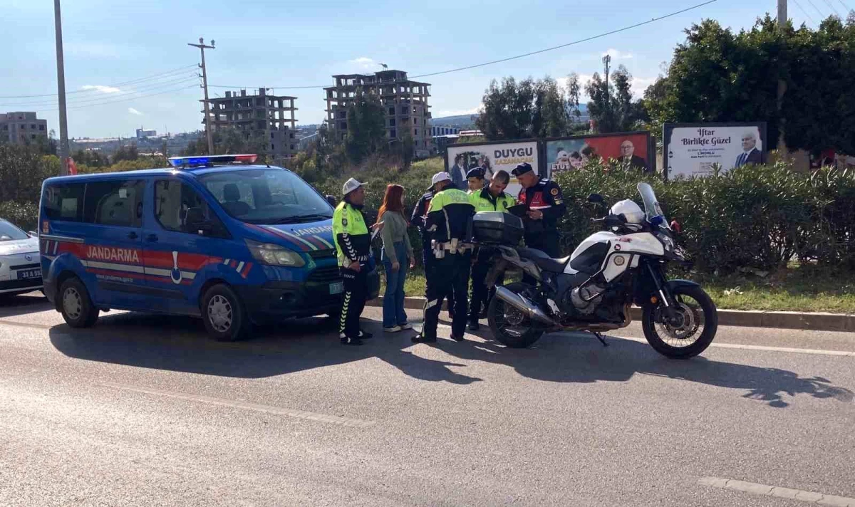 Mersin'de motosikletin otomobile çarpması sonucu 2 kişi yaralandı