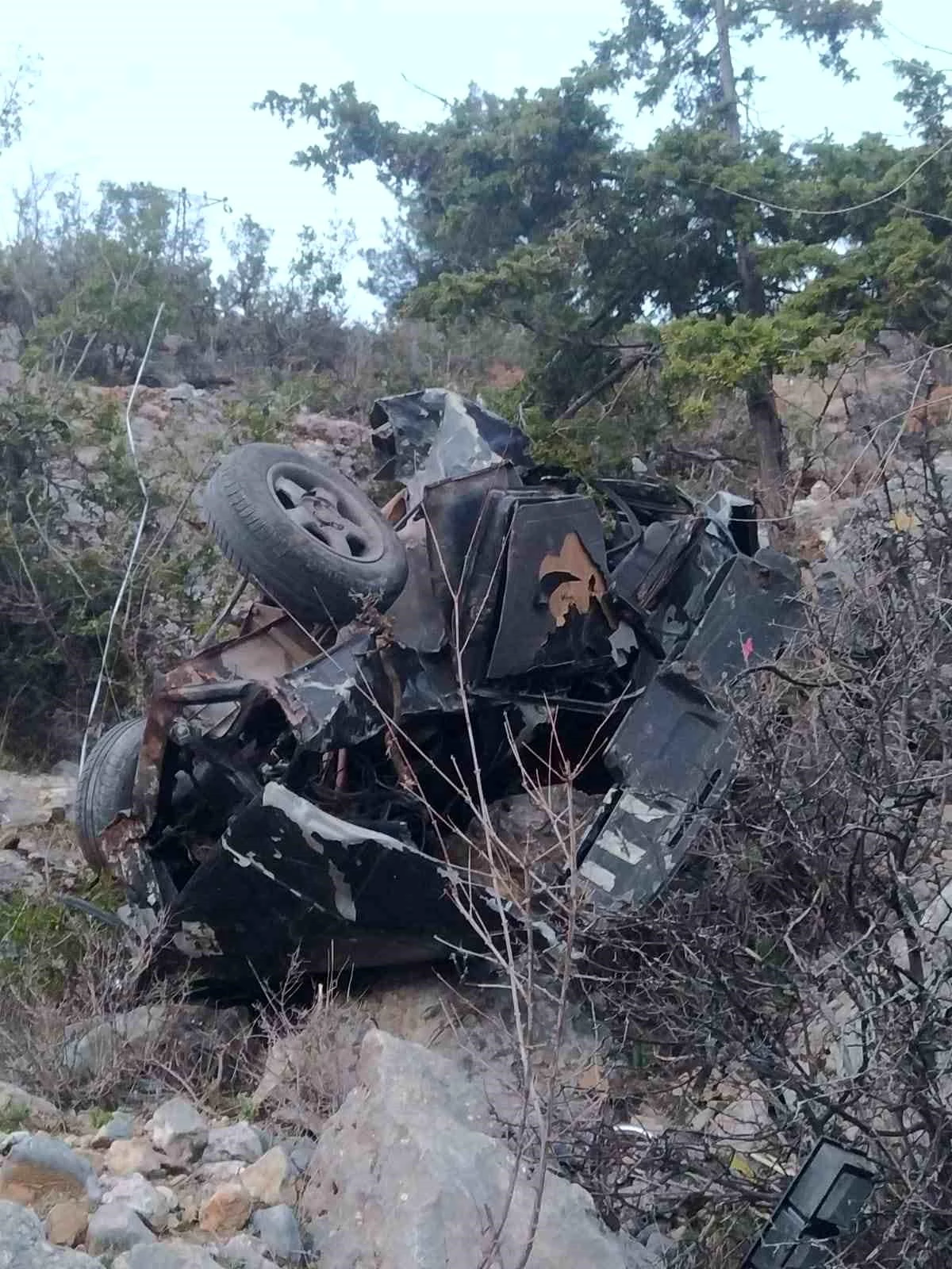 Tarsus'ta şarampole yuvarlanan araç sürücüsü hayatını kaybetti