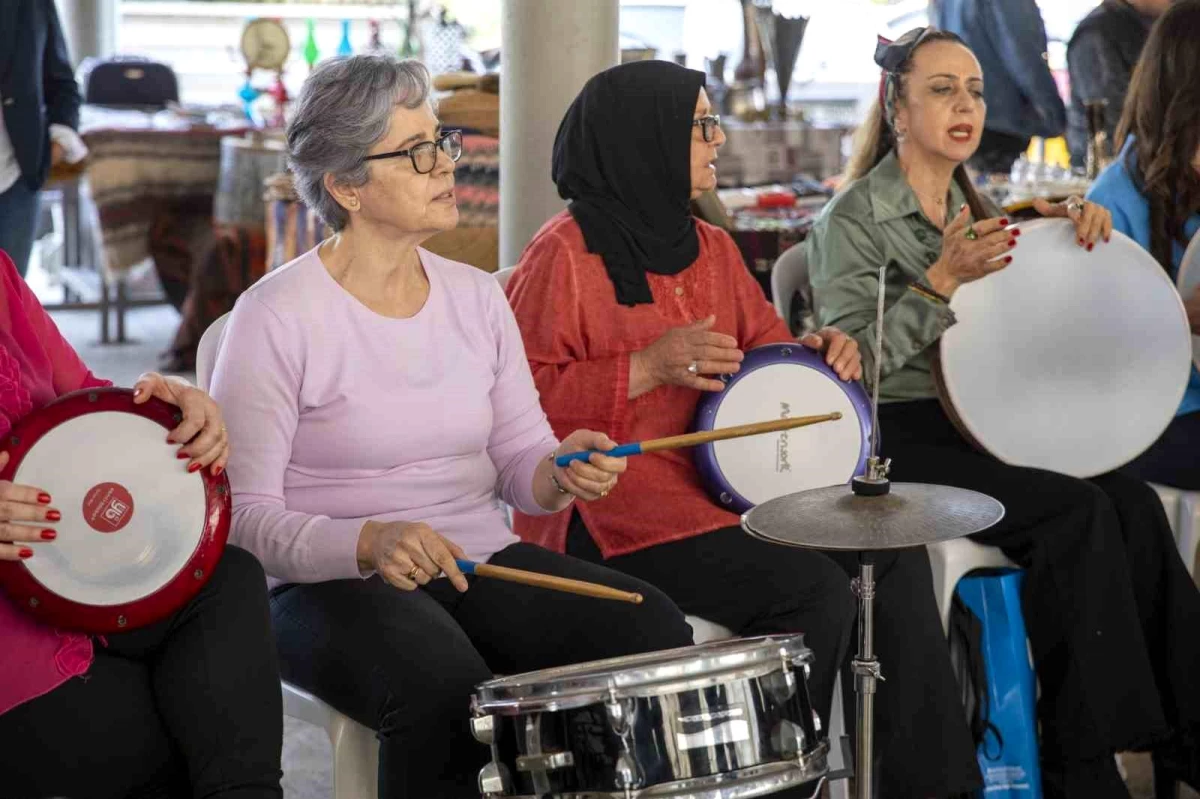 Mersin'de Kadın Ritim Grubu Antika Pazarı'nda Müzik Ziyafeti Sundu