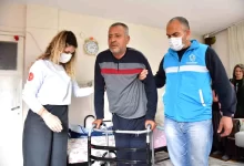 Mersin Büyükşehir Belediyesi, kaza sonucu felç geçiren vatandaşın tedavisine katkı sağladı