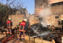 Mersin'de 3 Katlı Apartmanın Arka Kısmında Yangın Çıktı
