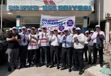 Mersin'de Hizmet-İş Sendikası üyeleri Silifke Belediyesi önünde eylem yaptı
