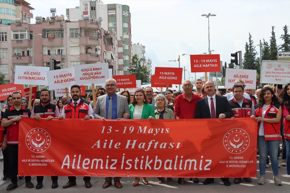 Adana ve Mersin'de Aile Haftası etkinlikleri kapsamında yürüyüş düzenlendi