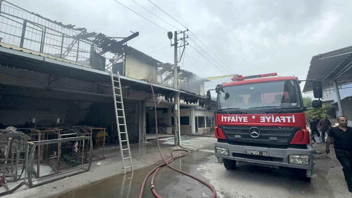 Mersin'de Sanayi Sitesinde Çıkan Yangın Söndürüldü