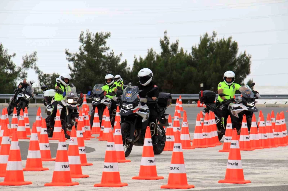 Mersin'de Sürüş Teknikleri Eğitimi Alan Polislere Sertifikalar Verildi