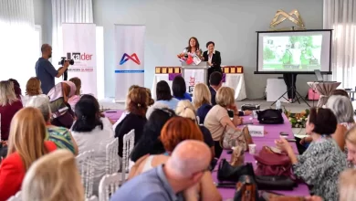 Mersin'de Kadın Muhtarlara Plaket Verildi