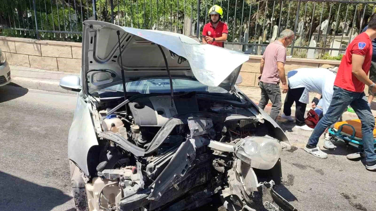 Tarsus'ta trafik kazası: 2 kişi yaralandı