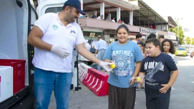 Mersin Büyükşehir Belediyesi, Fındıkpınarı Mahallesi'nde çocuklara dondurma dağıttı