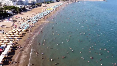 Mersin'in Kızkalesi'nde Tatilcilerin Yoğunluğu Dikkat Çekiyor