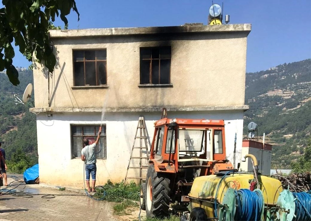 Mersin Erdemli'de çıkan ev yangını söndürüldü