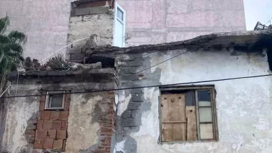 Mersin Erdemli'de Balkon Çökmesi: Araçta Facia Önlenmiş