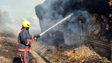 Mersin'de saman yüklü tır otoyolda yandı
