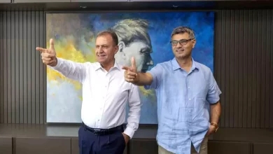 Milli Sporcu Yusuf Dikeç ve Mersin Büyükşehir Belediye Başkanı Vahap Seçer, İkonik Pozlarını Birlikte Verdi