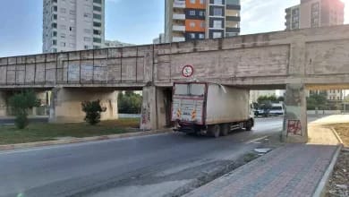 Tarsus'ta Kamyon Köprüde Sıkıştı