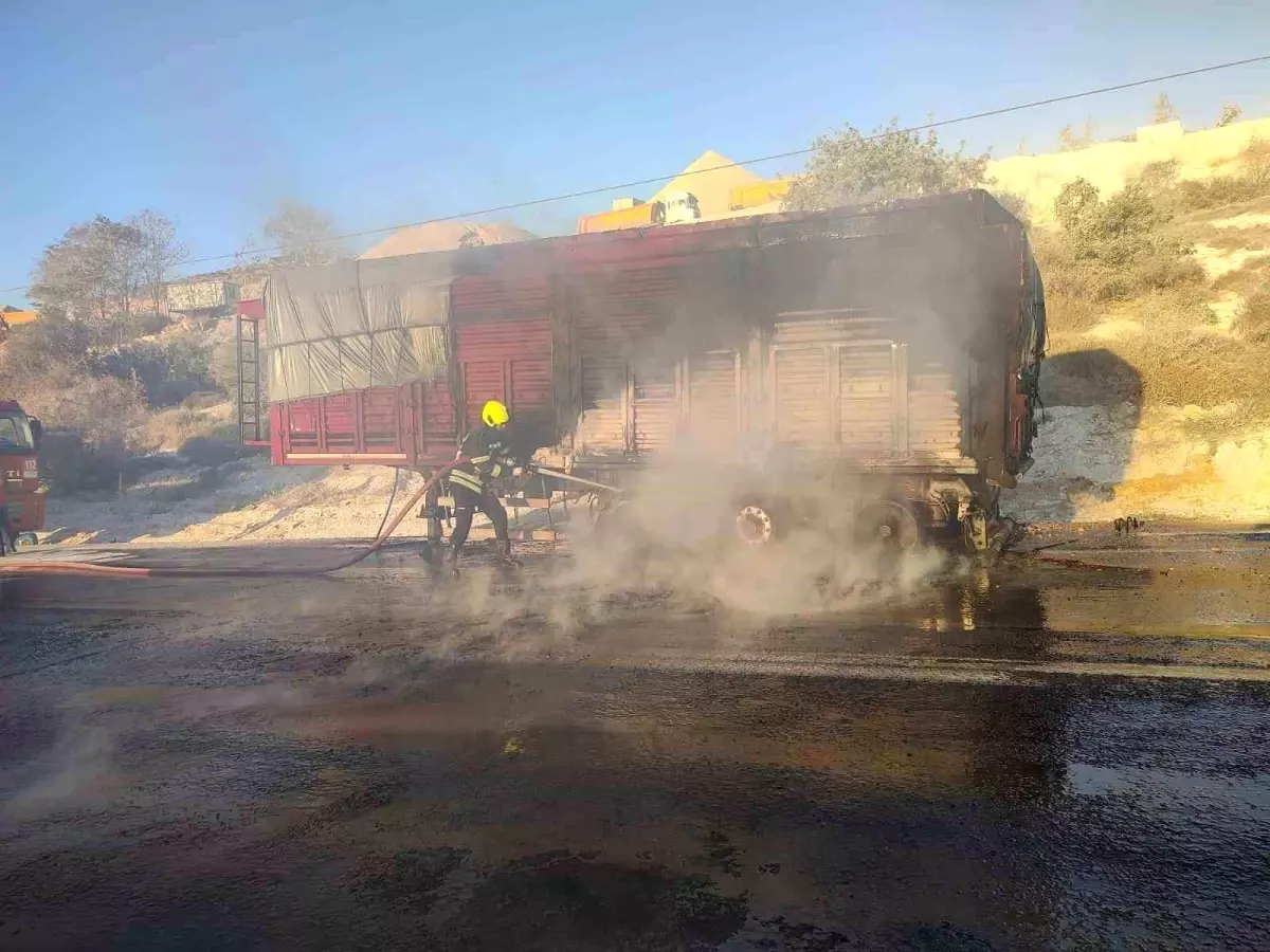 Mersin'de Mısır Yüklü Tırda Yangın Çıktı