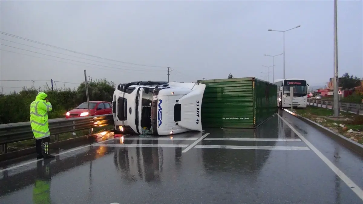 Tır Bariyere Çarptı, Sürücü Yaralandı