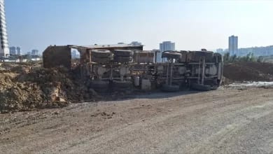 Tarsus'ta Hafriyat Kamyonu Devrildi