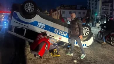 Mersin'de Polis Aracı Ters Döndü