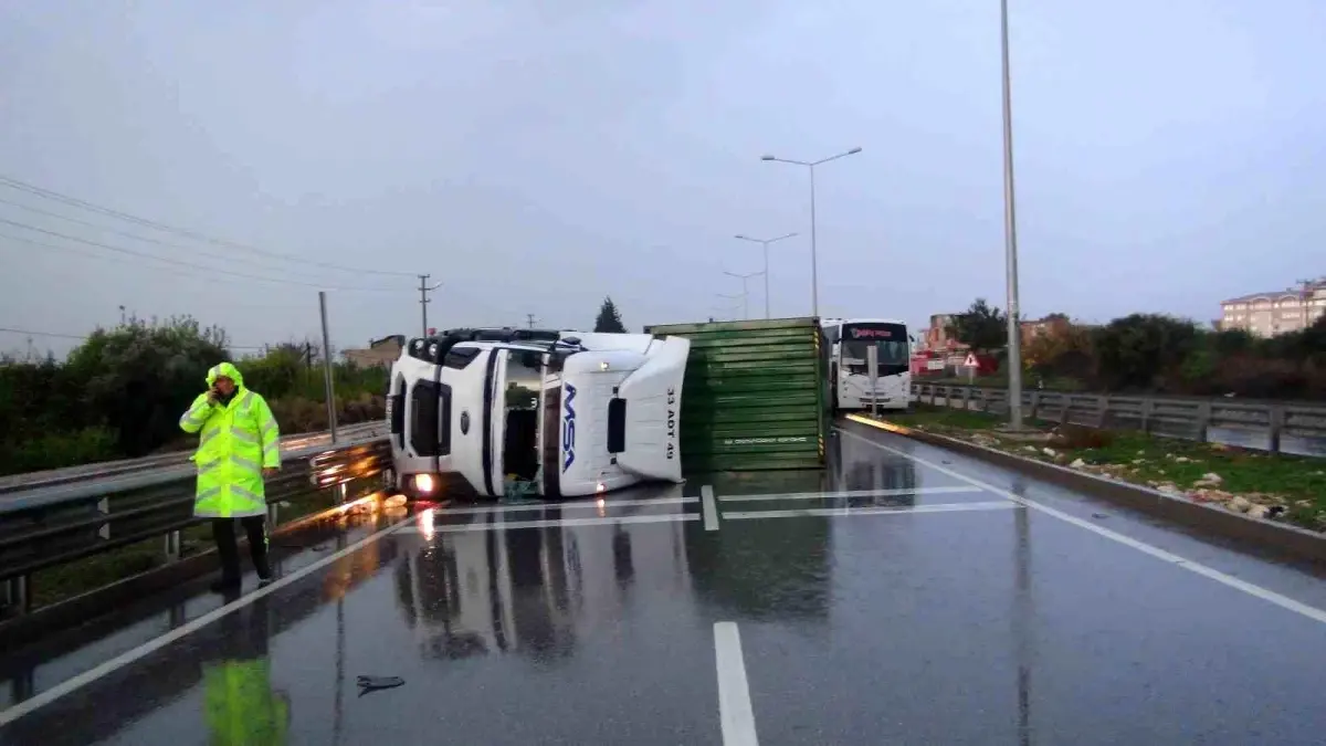 Silifke'de Tır Devrildi: Sürücü Yaralı