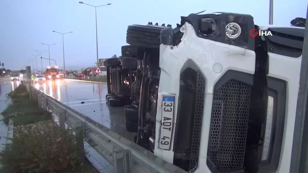 Mersin'de Tır Devrildi, Sürücü Yaralandı