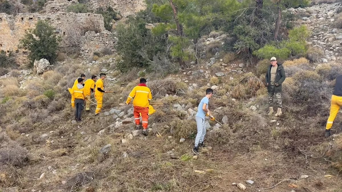 Softa Kalesi'nde Temizlik Çalışması