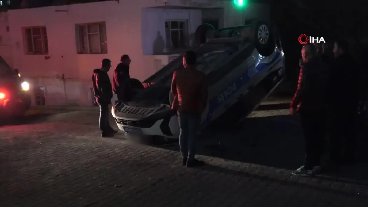 Mersin'de Polis Aracına Çarpan Otomobil Ters Döndü