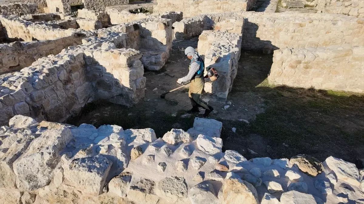 Silifke Kalesi'nde Temizlik Çalışması