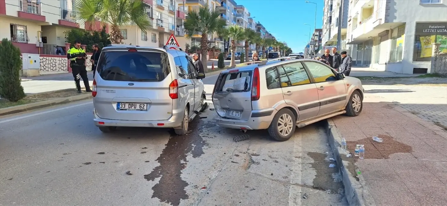 Tarsus'ta Trafik Kazası: 3 Yaralı