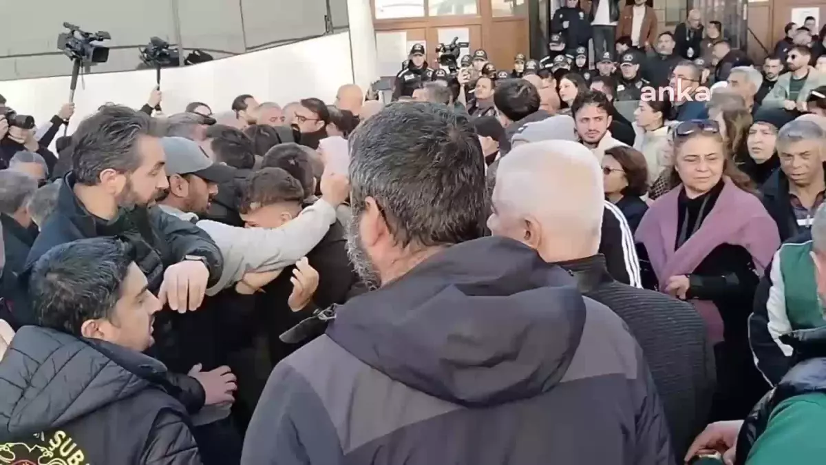 Mersin'de DEM Partili Belediye Başkanları Gözaltına Alındı, Protestolar Başladı