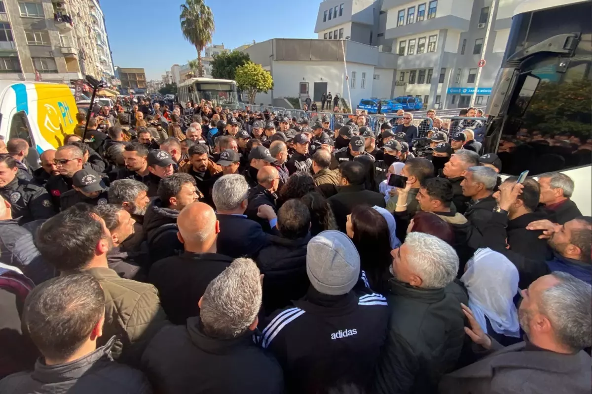 Akdeniz Belediyesi önündeki "kayyum" protestosunda arbede