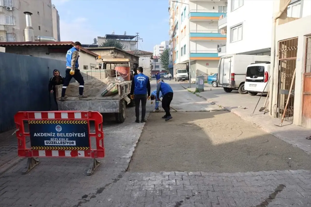 Mersin Akdeniz'de Yol ve Kaldırım Yenileme Çalışmaları