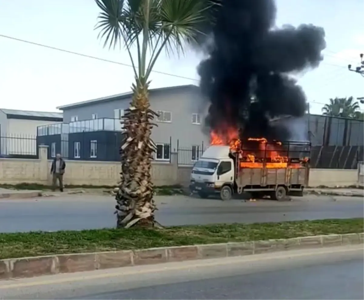 Mersin'de Kamyonet Yangını