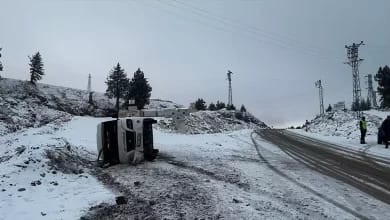 Mersin'de servis minibüsü yan yattı, feci kaza kameraya yansıdı