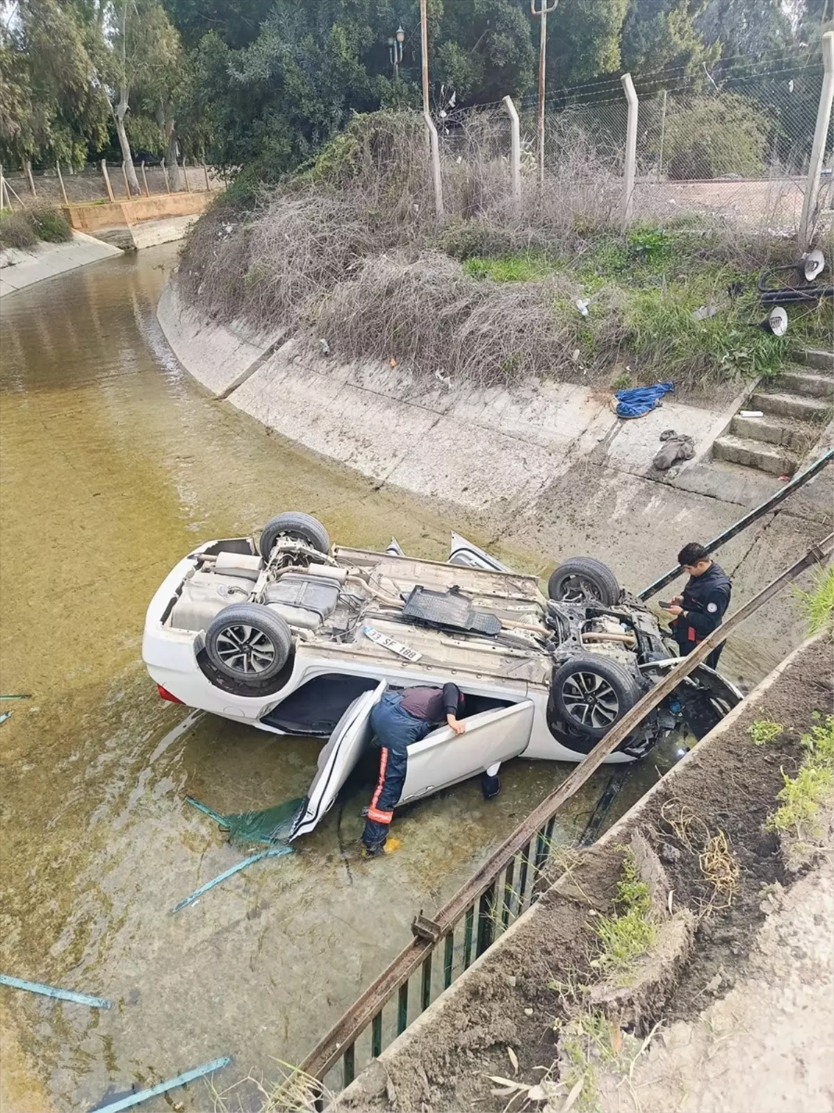 Tarsus'ta Otomobil Sulama Kanalına Devrildi: 3 Yaralı