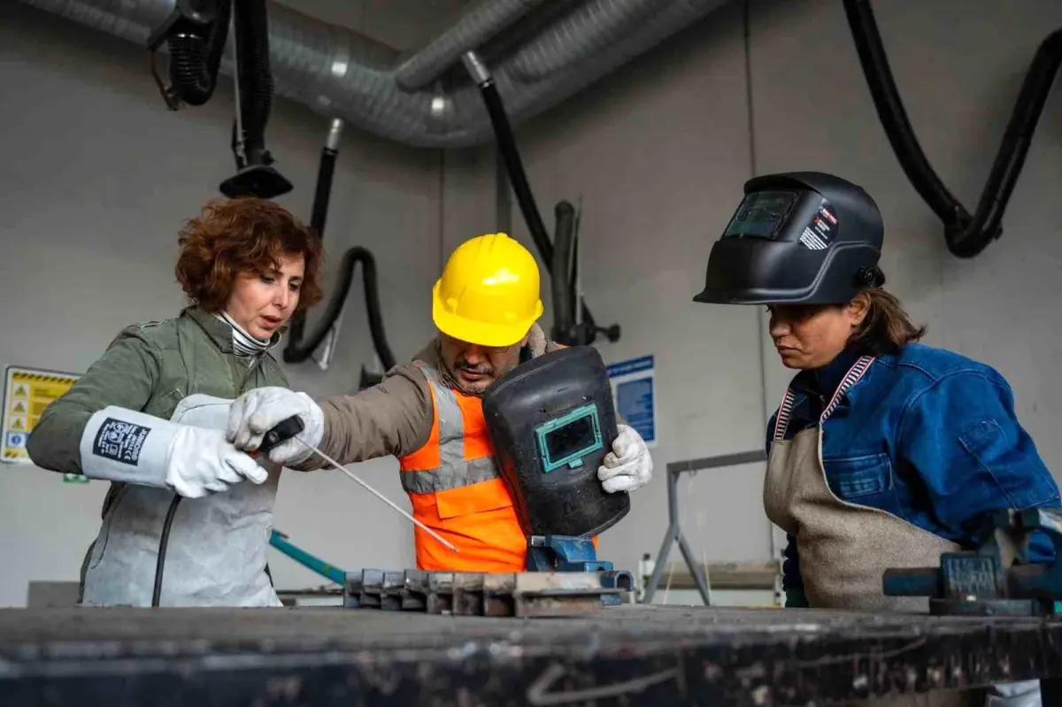 Mersinli Kadınlar Meslek Edinerek Cinsiyet Algısını Değiştiriyor