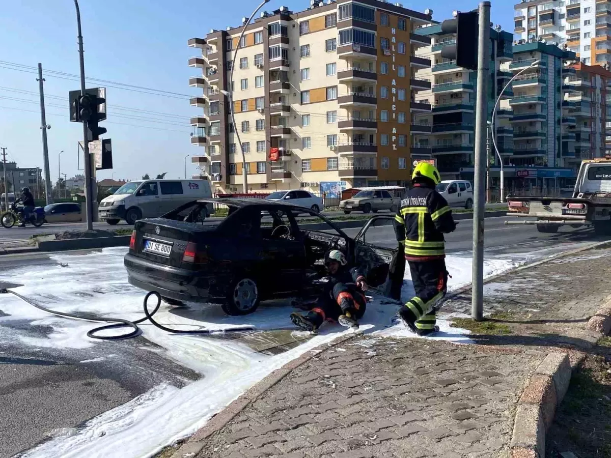 Mersin'de Seyir Halindeki Otomobil Yandı