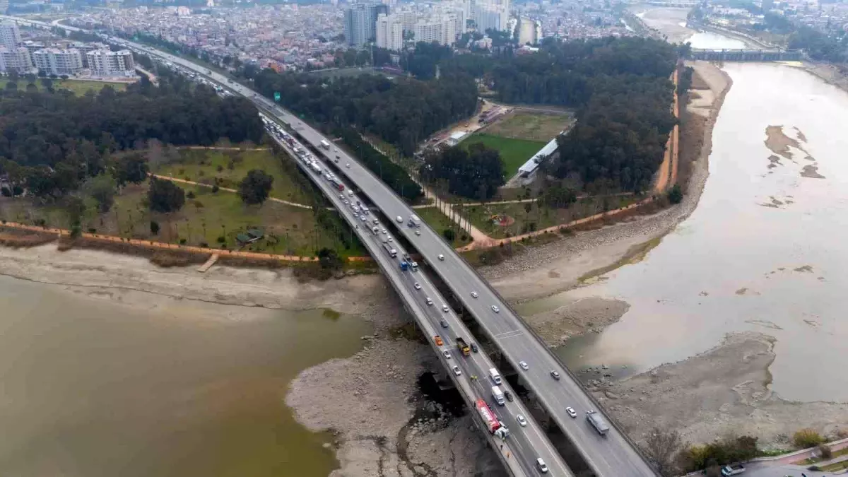 Adana'da Tır Kazası Trafiği Kilitledi